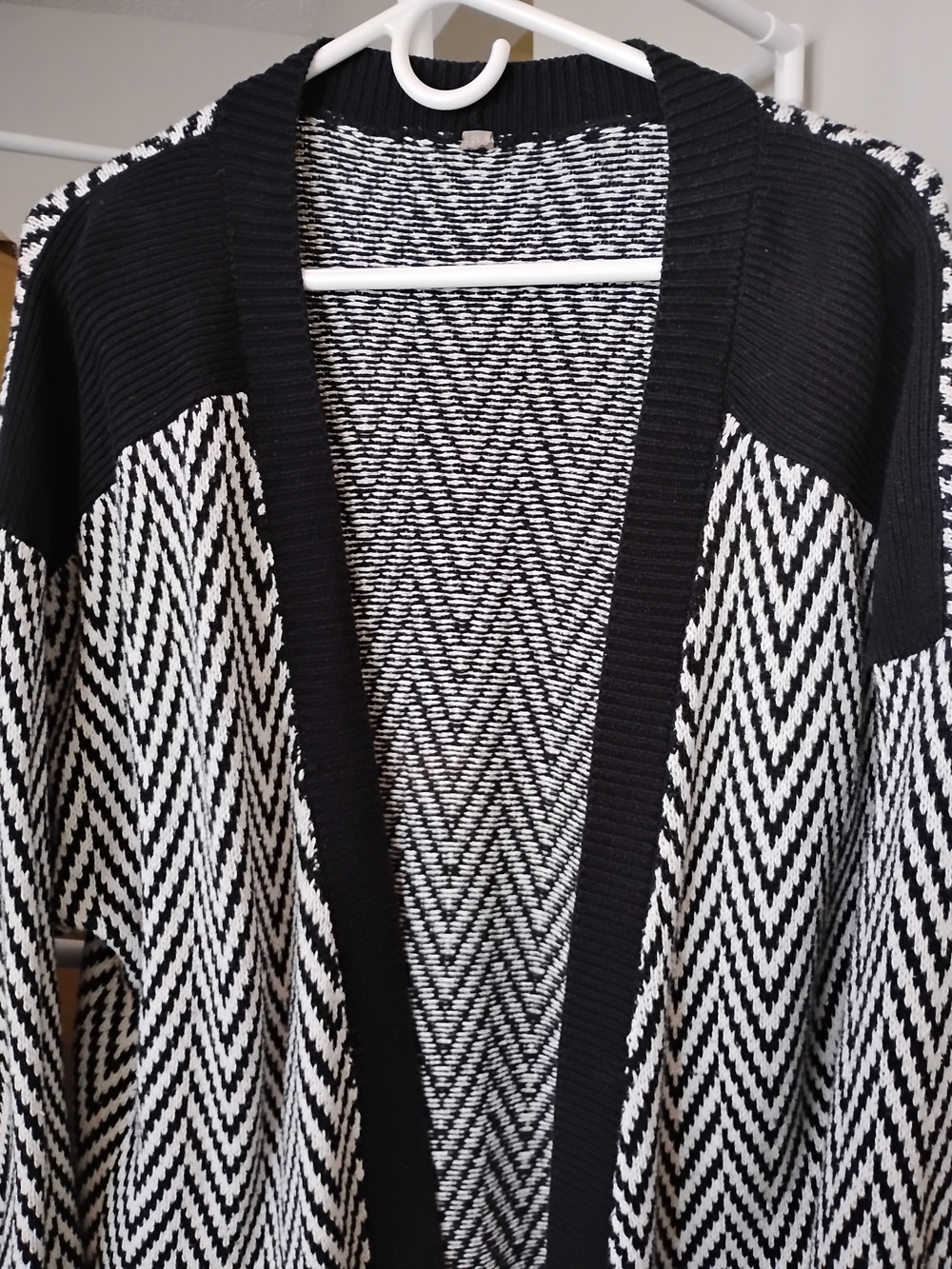 Penningtons Womens Black/ White Chevron Open-Front Long Sleeve Tunic Cardigan